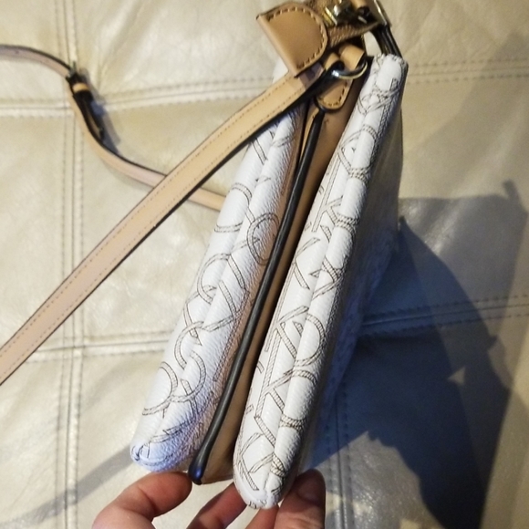 Calvin Klein signature print 3 pocket crossbody - Picture 5 of 7